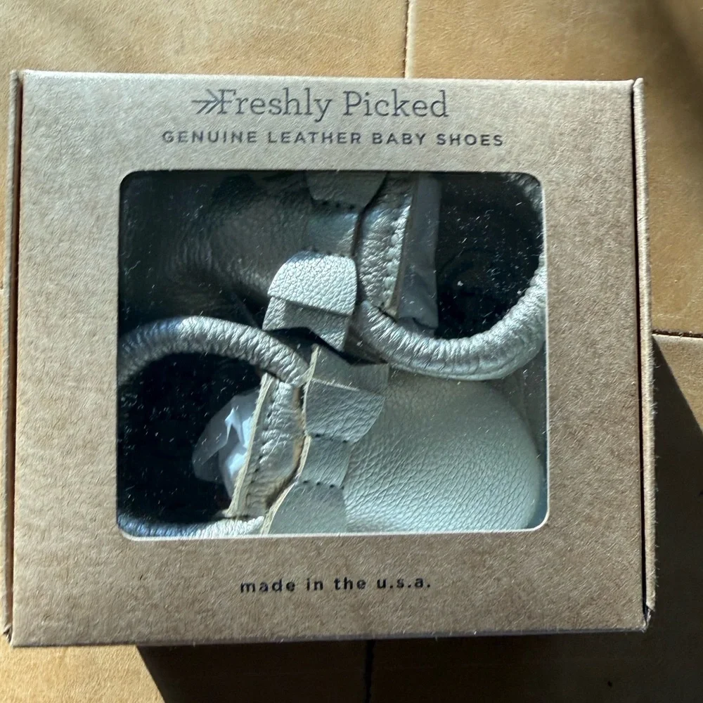 Freshly Picked Platinum Bow Mocc 5 NWT